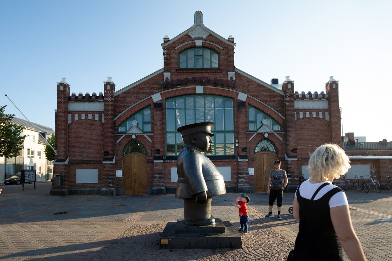Oulu Market Hall, toripolliisi statue